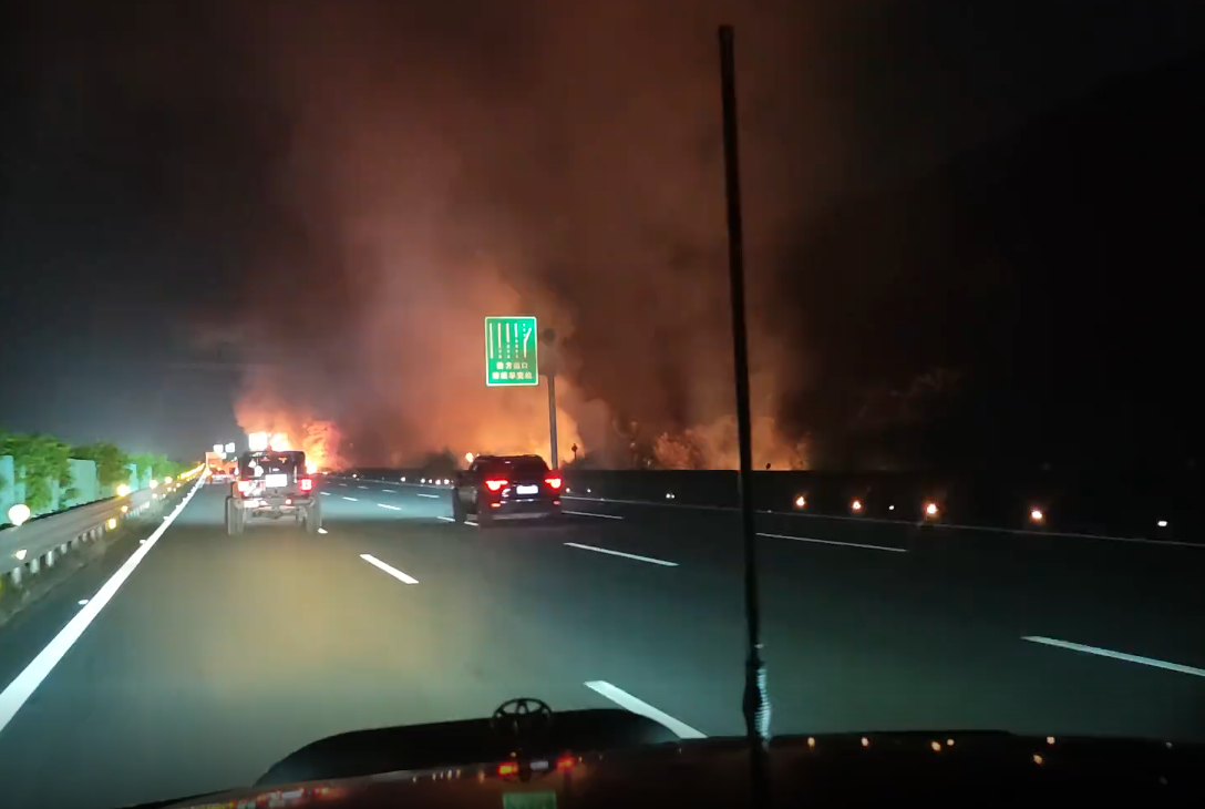 高速车辆着火了2