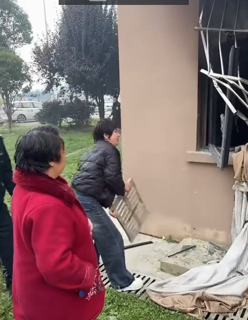 失火了，众人徒手救人