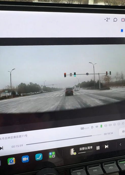 雪天开车需谨慎