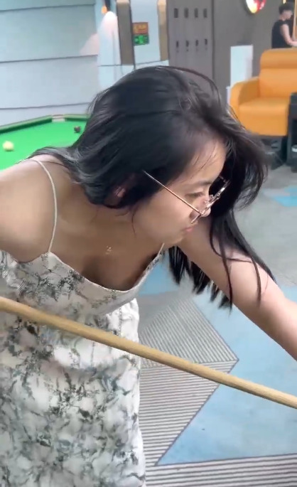 美女打的一手好球