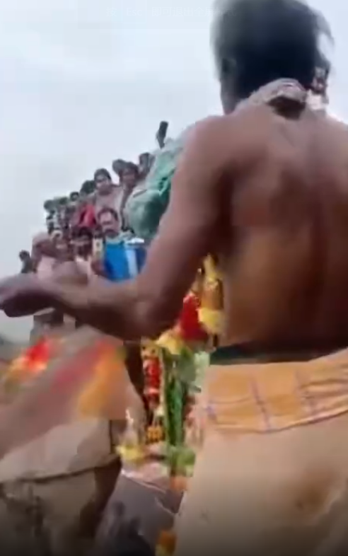 印度男子脚踩牛粪，认为自己能飞