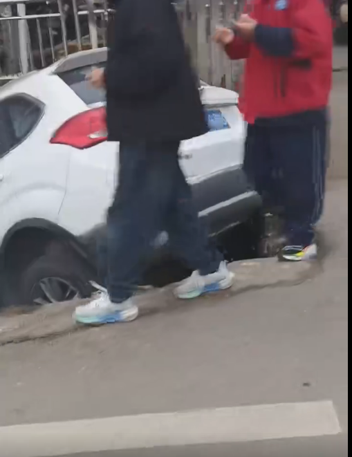 开车开到沟里，厉害了