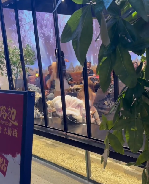 努力赚钱吧，不然只能在外面看看