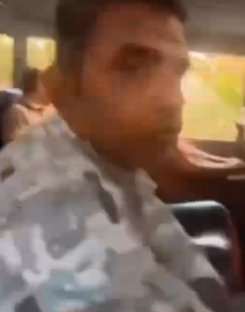 客车上公然猥亵女生