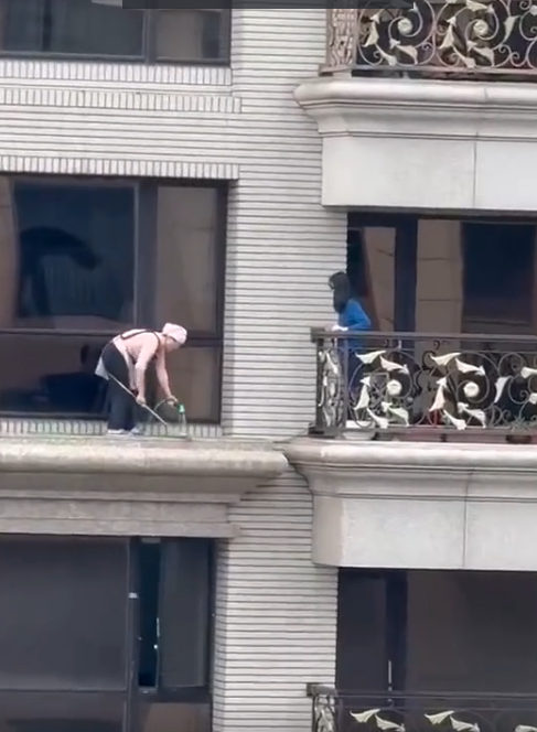 外墙无安全绳打扫卫生，不要命了