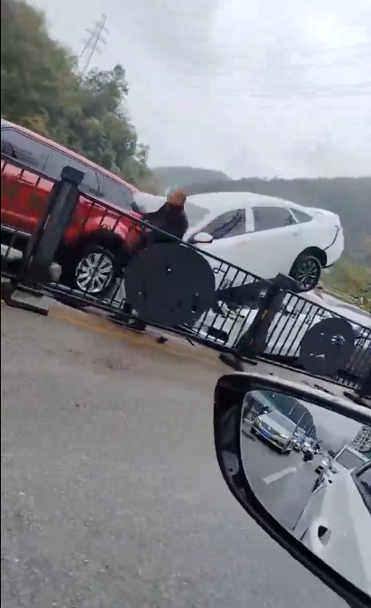 多车追尾，开车需谨慎