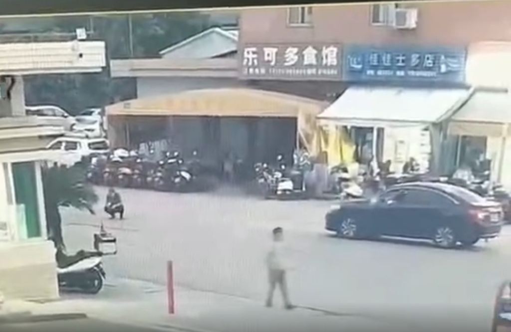 人才啊，路中间玩手机