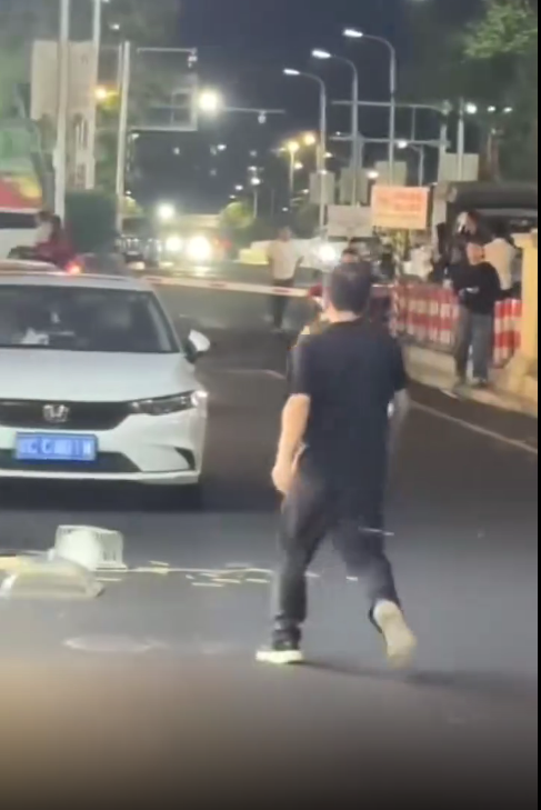 男子当街拿刀想砍人