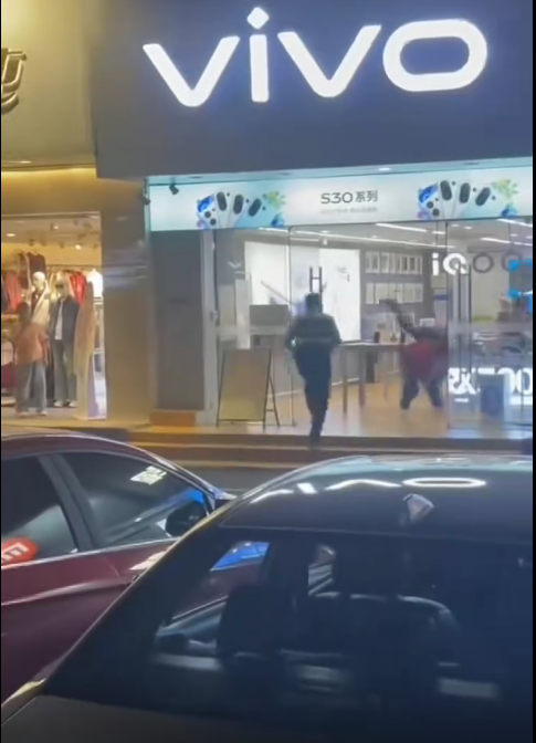 男子当街拿刀想砍人