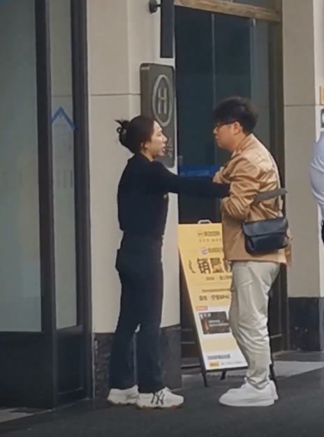 女子与男友吵架，刀都拿出来了