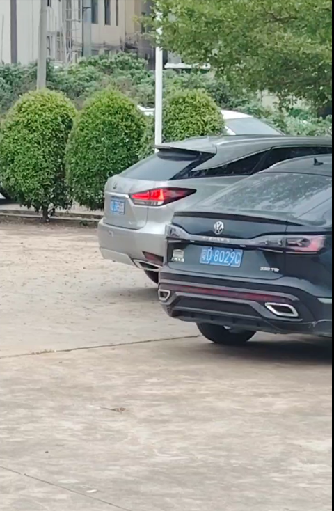 这车怎么跳起来了