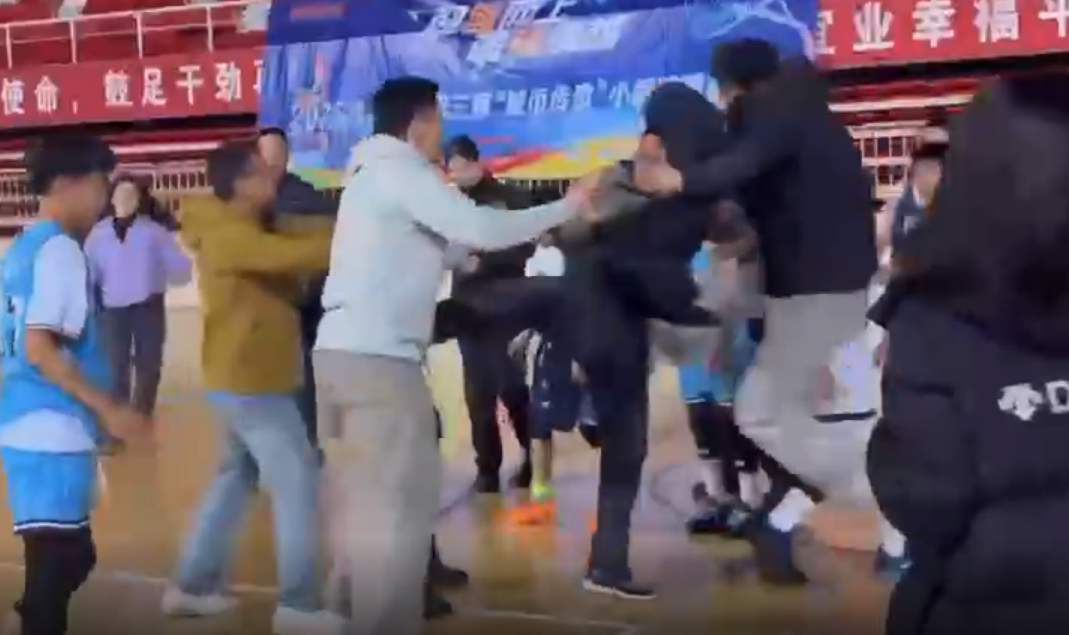 打球比赛起冲突