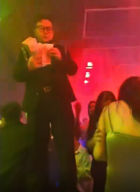 富二代夜店撒钱