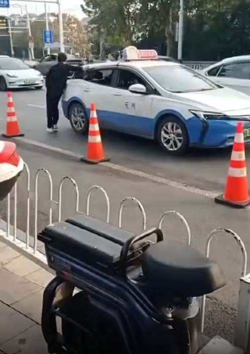 情侣吵架，男友崩溃发疯