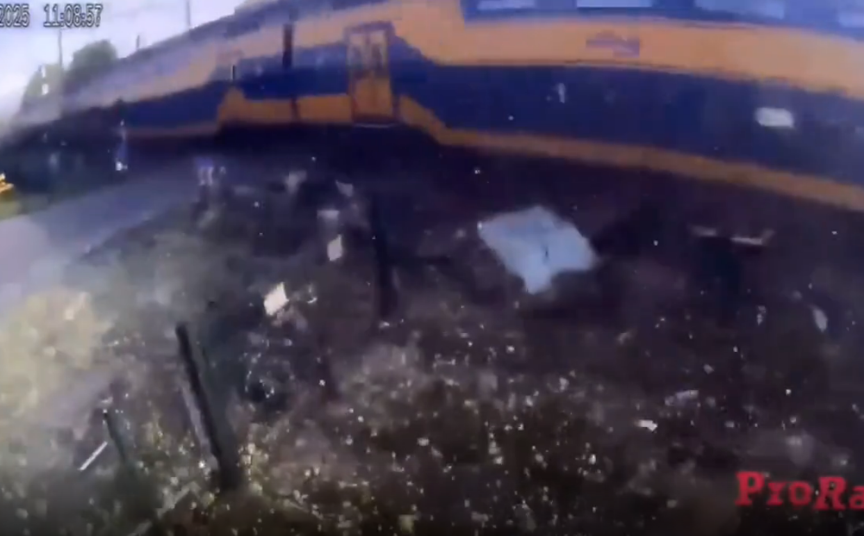 大型事故现场，火车与货车相撞