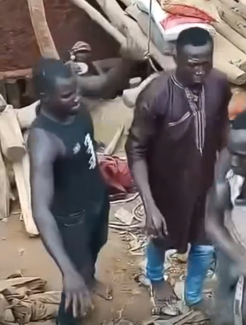 黑哥偷东西被抓暴打