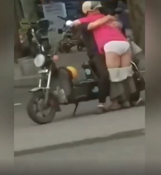 老头子老婆子当街亲热，惊呆众人