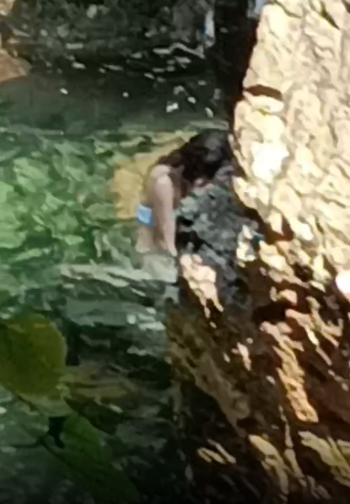 一对男女野外水中运动