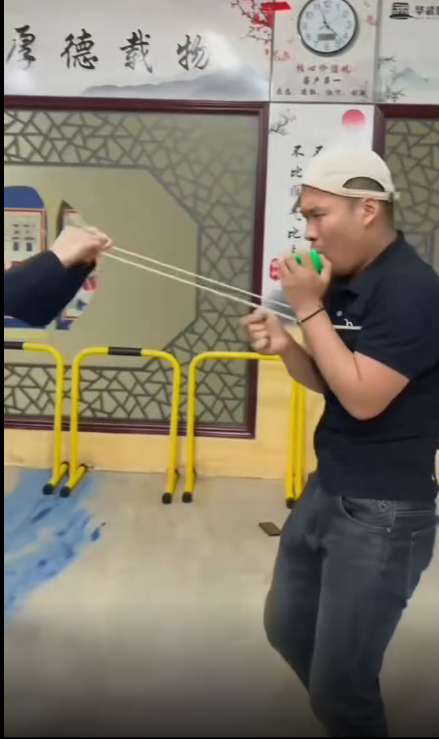 玩游戏，给小姐姐玩哭了