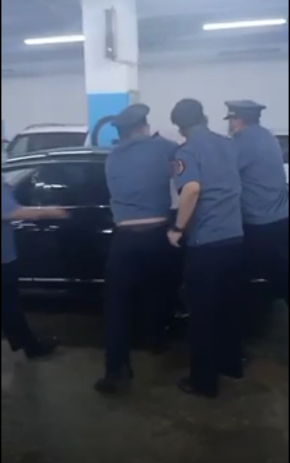 运管查车，男子反抗