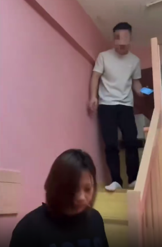 爸爸带孩子出去玩，回来发现妻子通奸