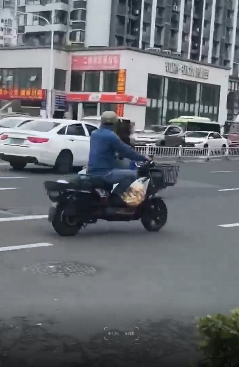 两女子撕逼现场