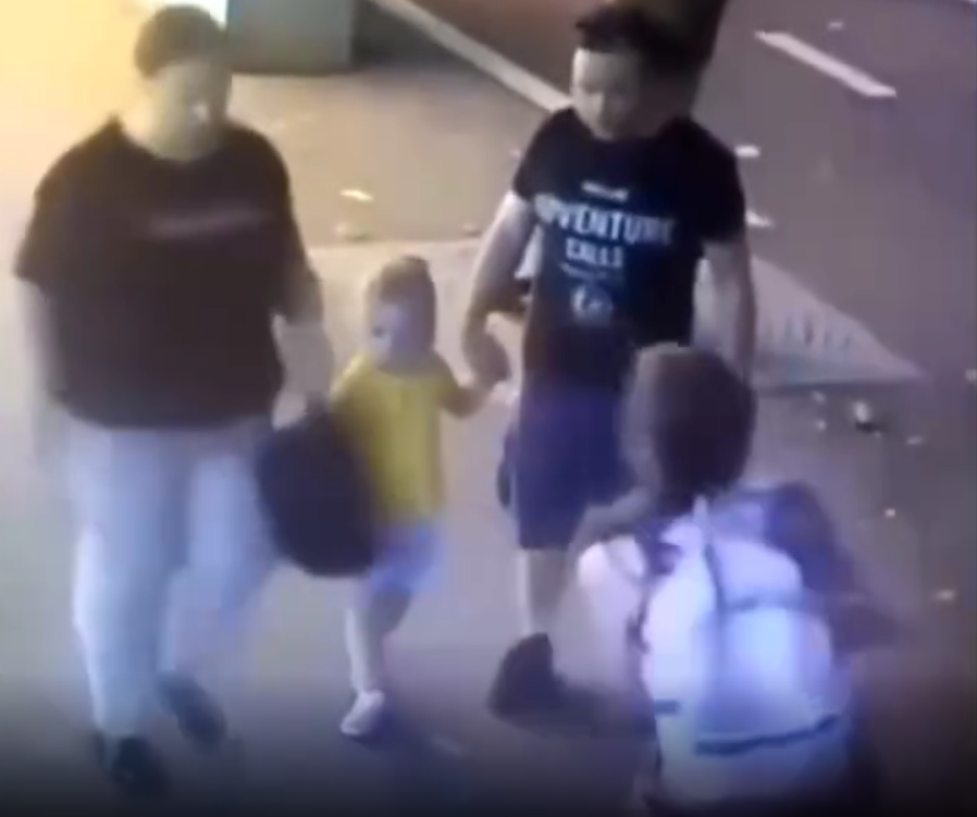 丧心病狂啊，拿刀捅孩子