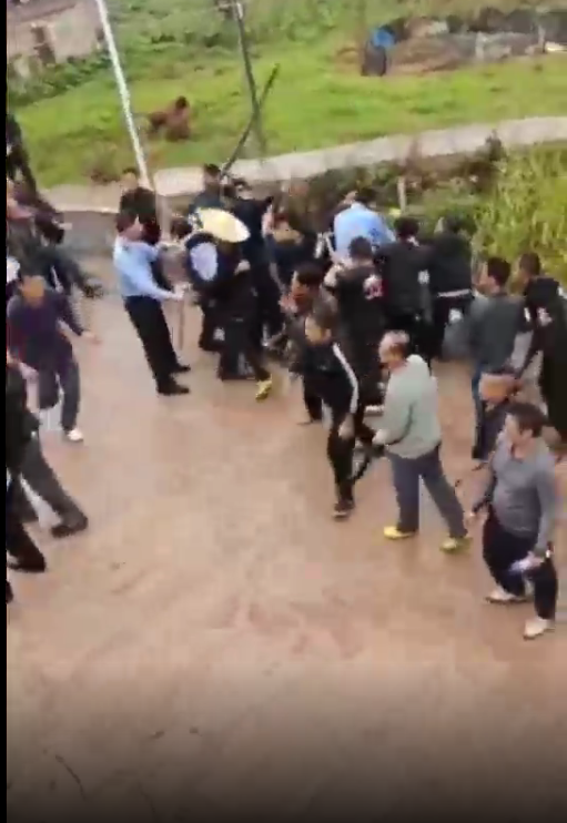 两村发生大规模械斗，叔叔都拦不住
