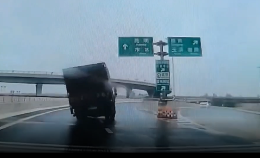 这种开车的就该掉销驾照