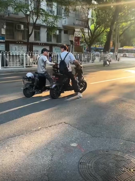 年轻人火气很大，一言不合就开干