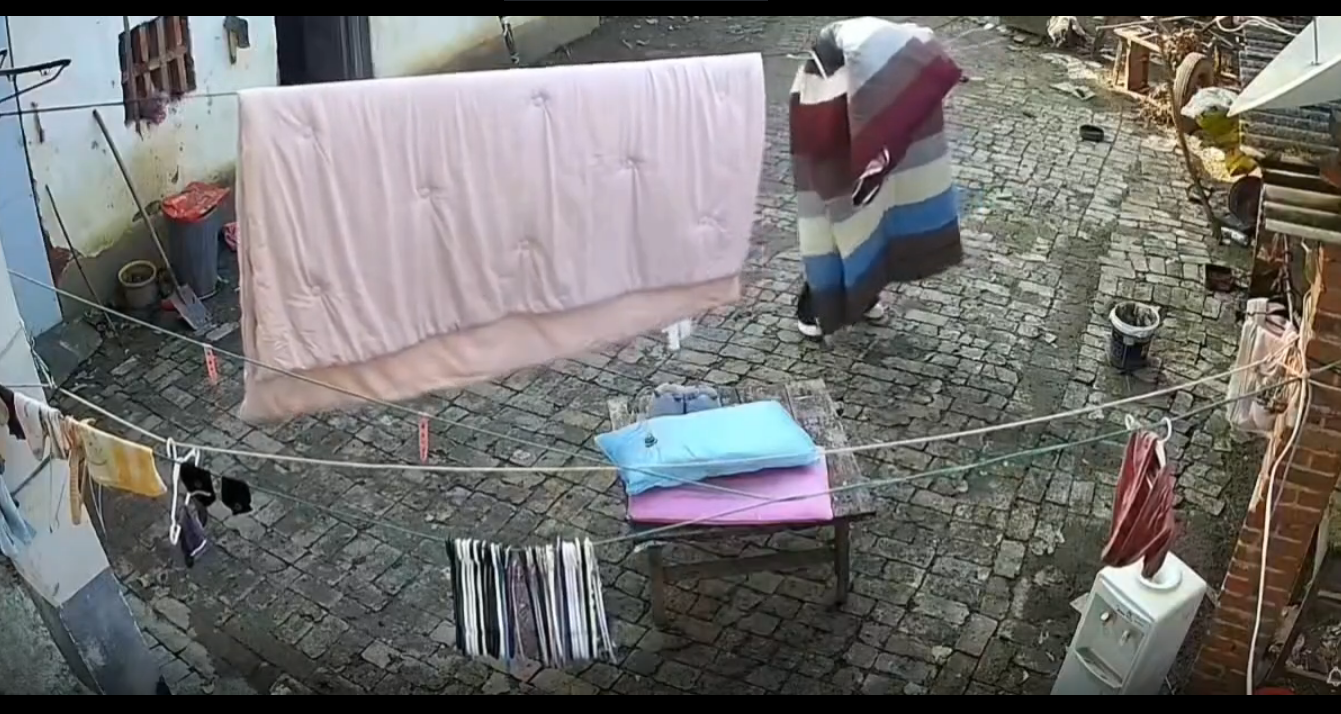 晾个衣服房子倒了