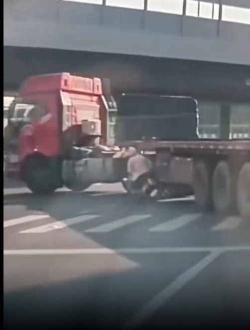 远离大货车，说了多少次了