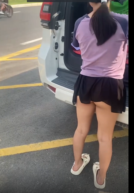 美女你忘了穿什么了吗？