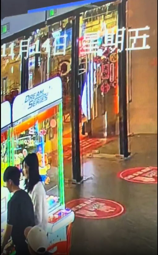 一男子在商场偷手机，胆子肥