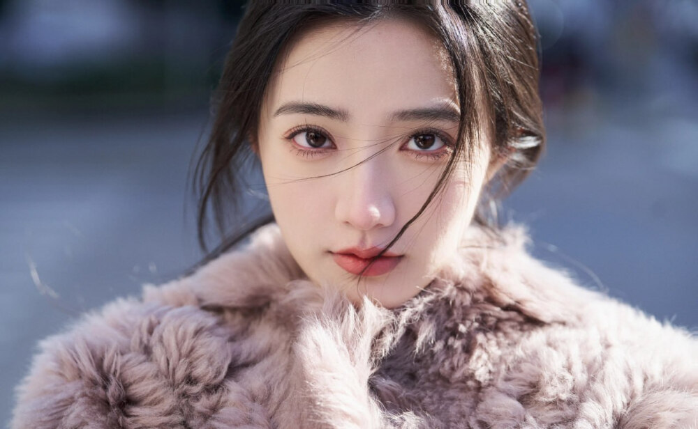 这么饥渴吗？地铁上面吃鸟