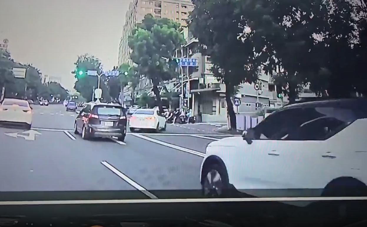 这是报复社会吗？光找人多的地方撞