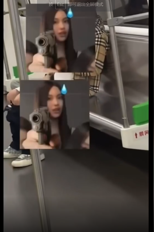 一男子在地铁上公然开飞机2