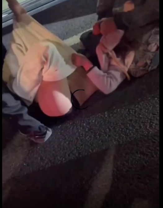 原配当街殴打小三