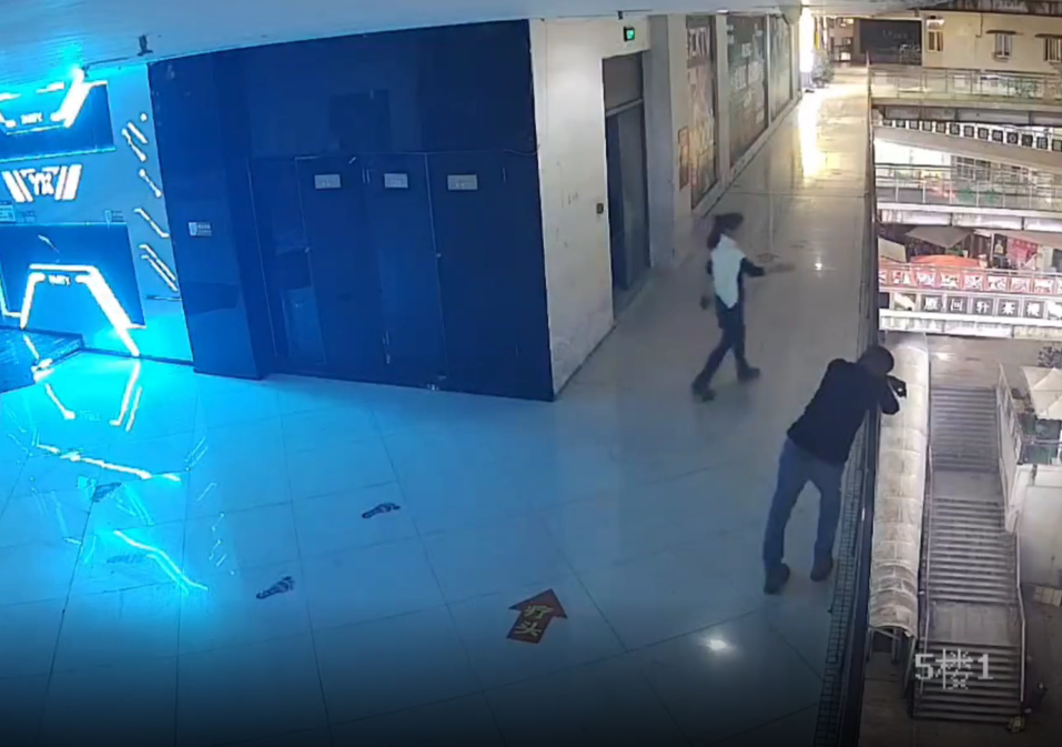 一女子商场跳楼，几次被救还要跳