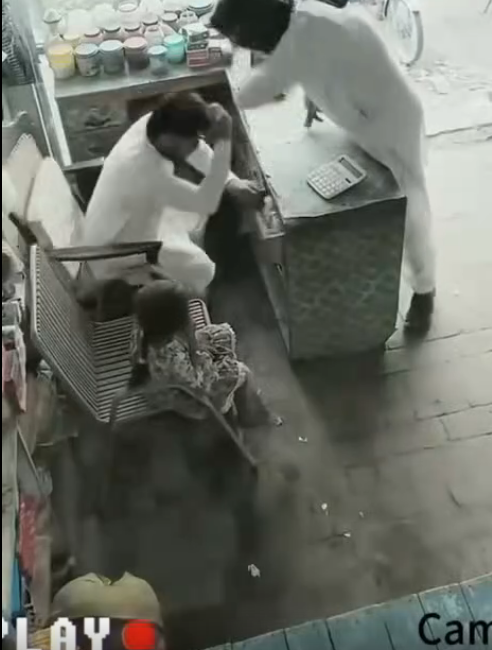 国外持枪抢劫，店主5岁小女孩给劫匪糖果，感动了劫匪