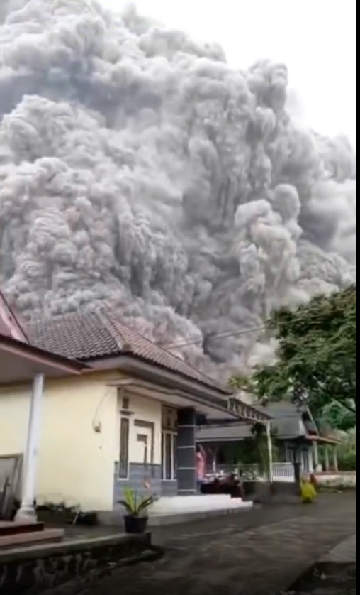 火山爆发现场，火山灰漫天，太震撼了2