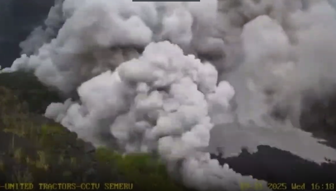 火山爆发现场，火山灰漫天，太震撼了