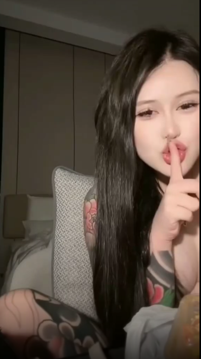 纹身小姐姐，露出