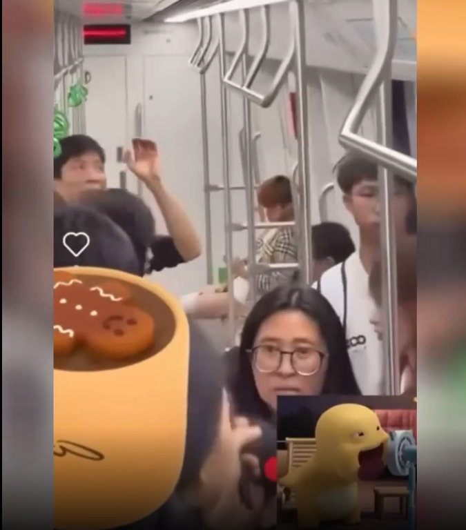 一男子在地铁公然开飞机