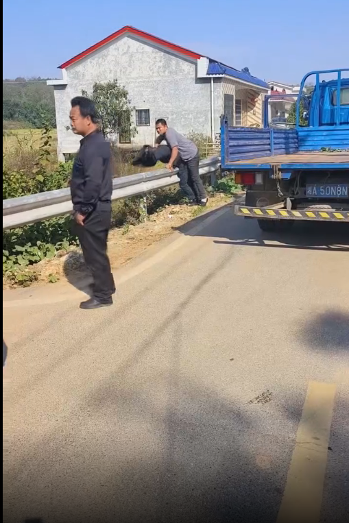 因道路停车，货车不好过，司机打砸两辆小车