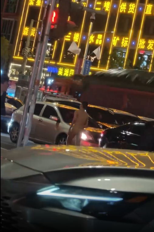 一男子全裸在大马路上行走3