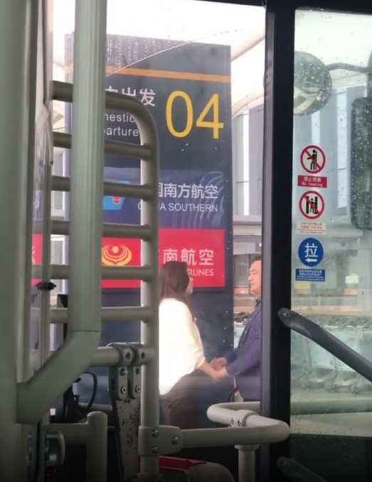 这是谁的老婆，大街上亲热