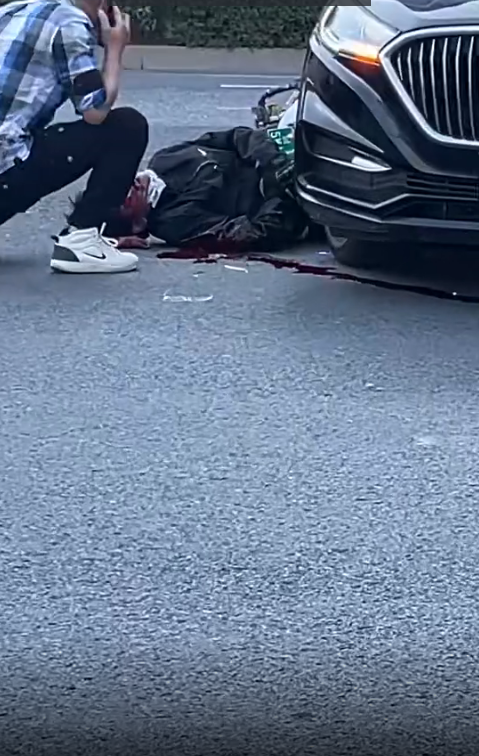 车祸现场，被撞的血流一地