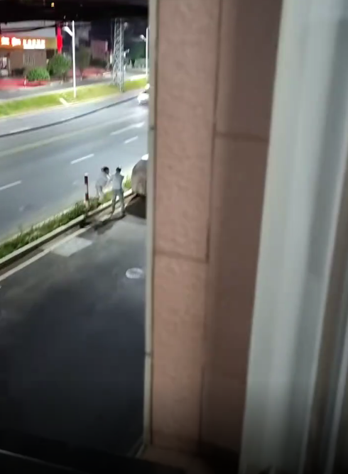 夫妻打架，这男的下手也太重了，都打晕了