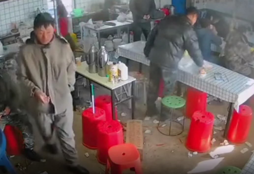 吃饭吃的好好的，突然一只牛冲进店里